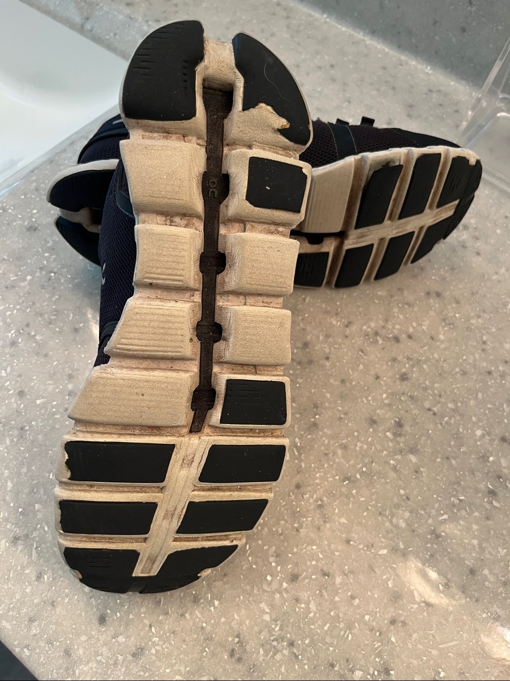 On Cloud black and white running shoes Sz 8 - Picture 6 of 7